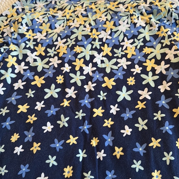 The Talbots Tee - floral pattern Cotton Blend Tee. Size Med. Navy/Wht/Yellow - Picture 4 of 5